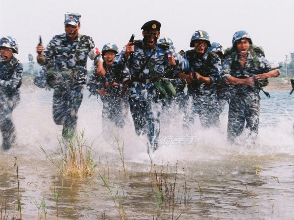 做操的時候,海軍陸戰隊會有和專業的軍服,軍裝設計比較寬鬆,抗拉伸性